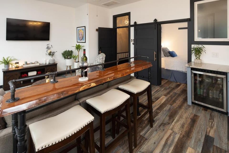 The Alibi- We will cover for you Apartment in Port Clinton