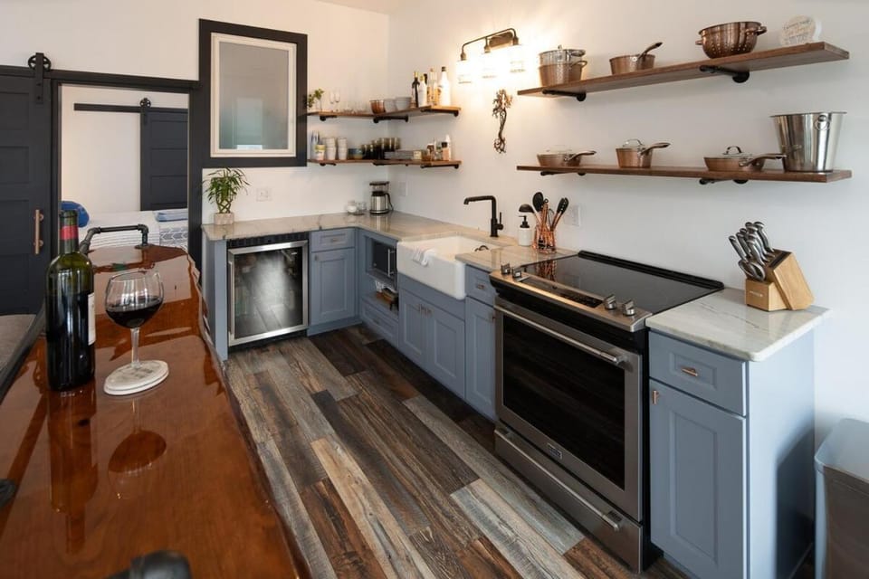 The Alibi- We will cover for you Apartment in Port Clinton