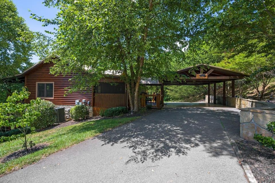 River Birch Hideaway - Mt Views, Hot Tub, Game-Theatre Rm, Fishing Pond, Mins to PF! House in Sevier County