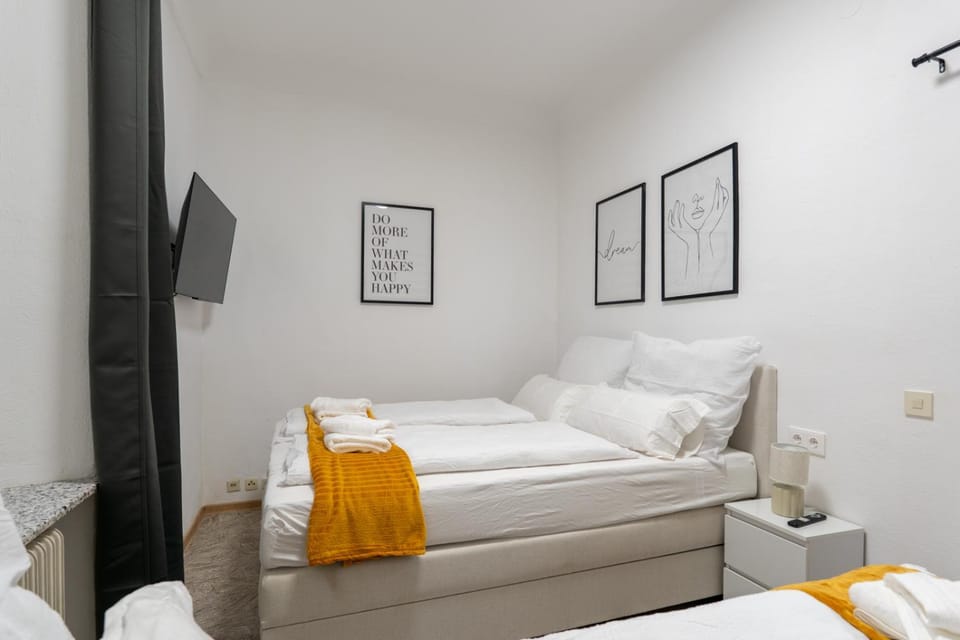 Bed, TV and multimedia, Photo of the whole room, Bedroom, towels