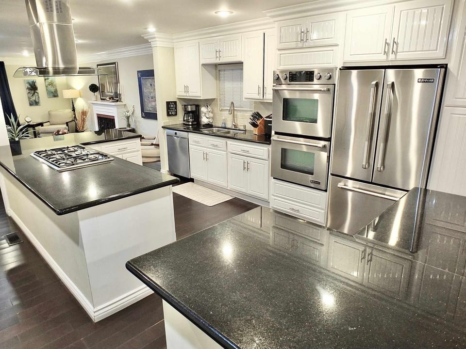 LB Peninsula Steps to Beach close to World Cup Apartment in Long Beach