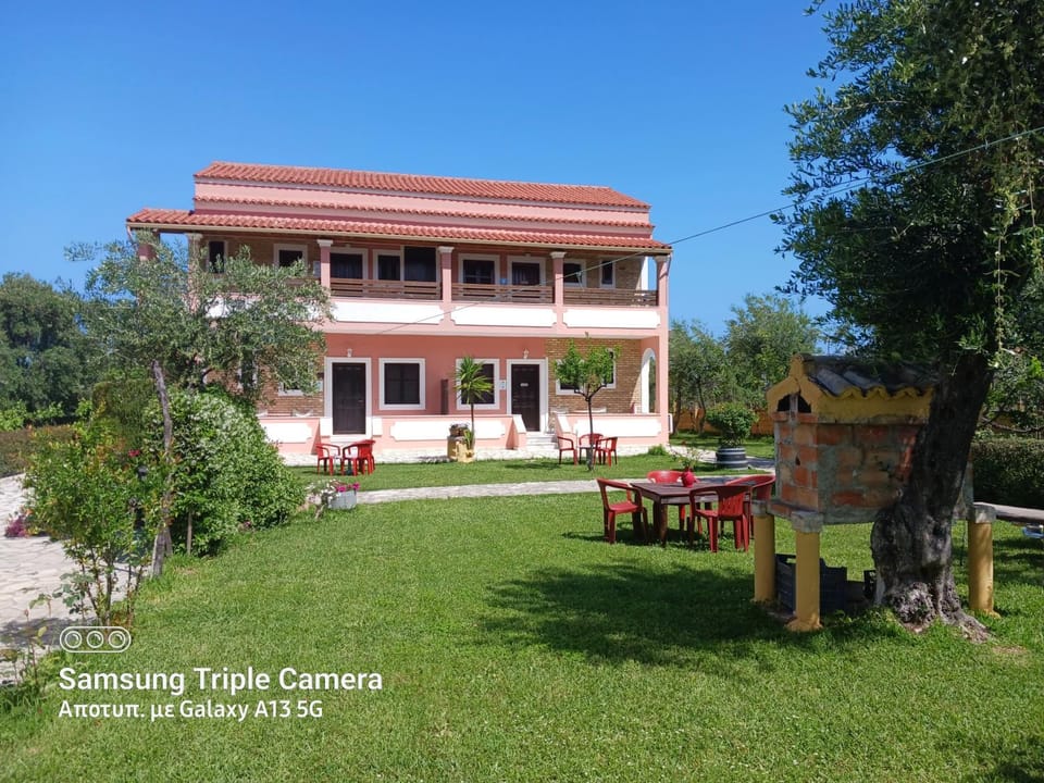 Property building, Communal lounge/ TV room, Spring, Day, Natural landscape, Garden