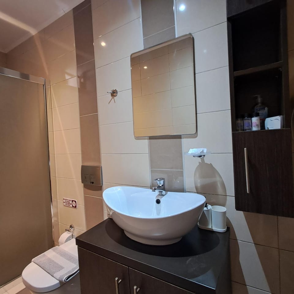 Shower, Toilet, towels