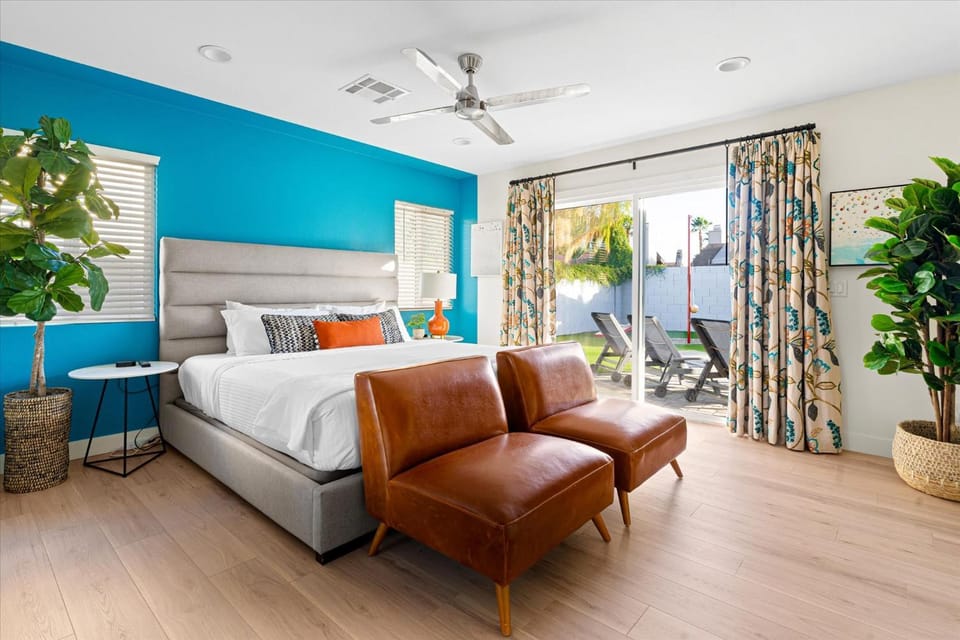 Bed, Photo of the whole room, Seating area, Bedroom