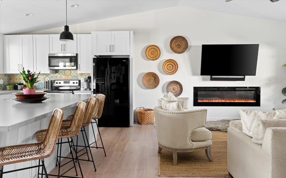 TV and multimedia, Living room, Seating area, Dining area, fireplace
