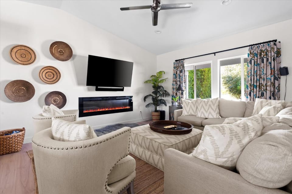 TV and multimedia, Living room, Seating area, fireplace