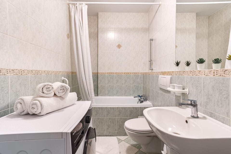 Shower, Toilet, Bathroom, Bath, towels