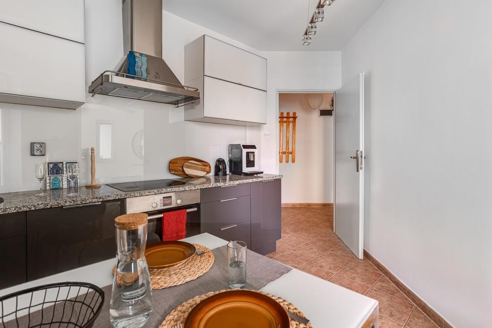 Kitchen or kitchenette, Dining area, dishwasher, oven, stove