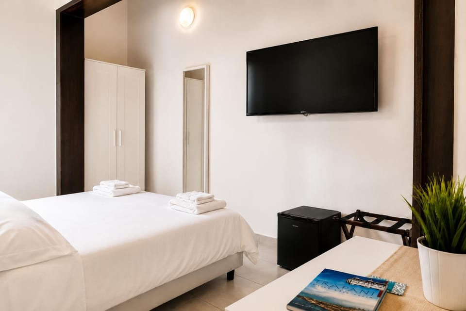 Bed, TV and multimedia, Photo of the whole room, Bedroom