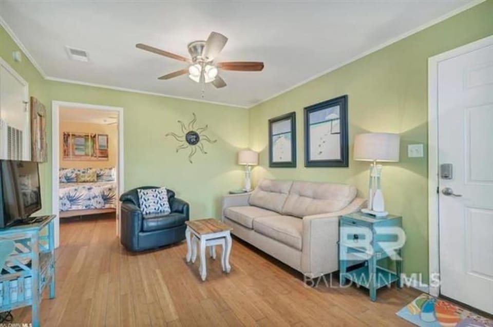 Dog Friendly Beach Access Sleeps 6 Hangout Nearby Apartment in West Beach