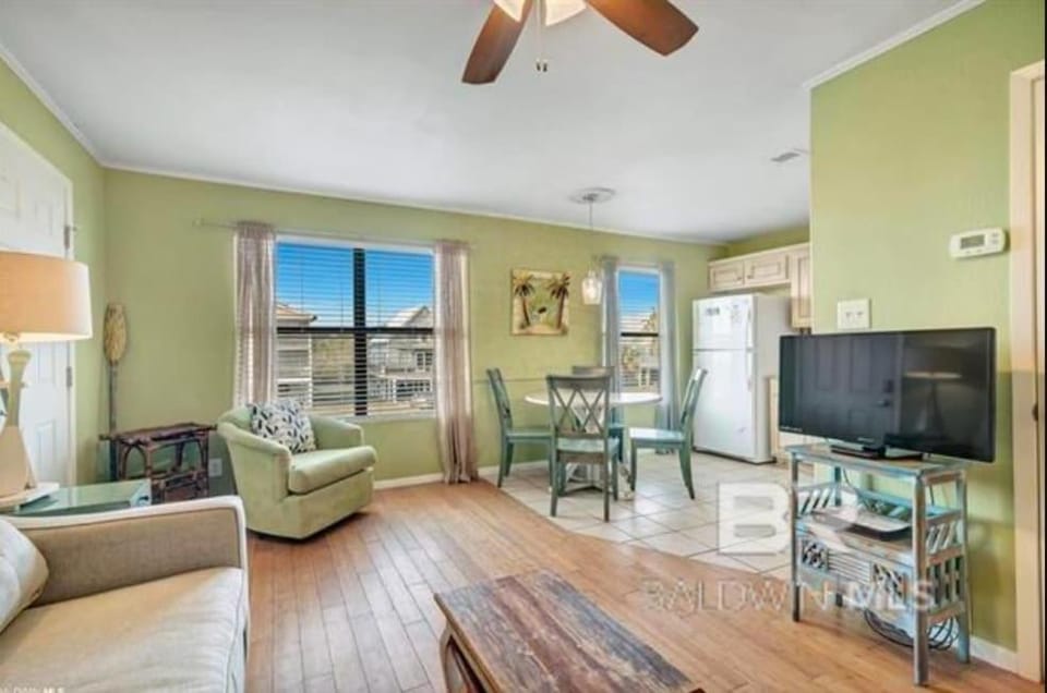 Dog Friendly Beach Access Sleeps 6 Hangout Nearby Apartment in West Beach