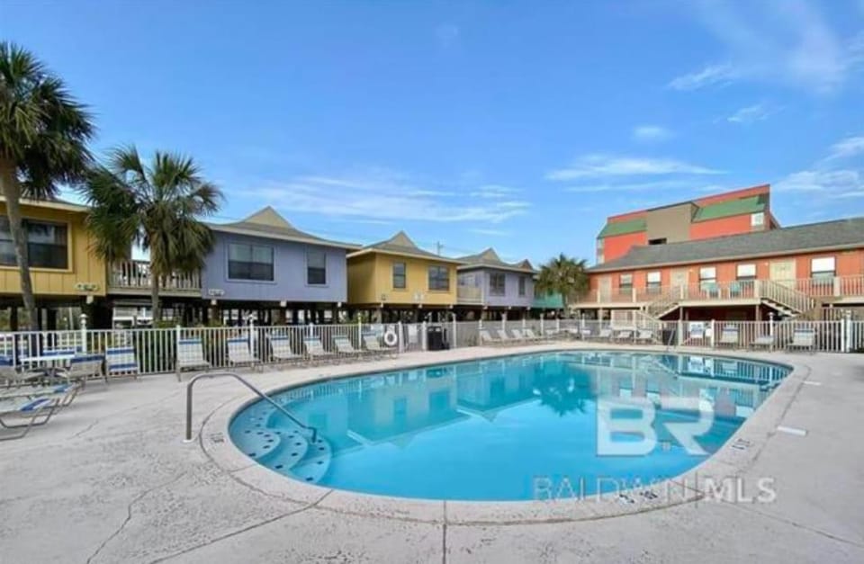 Dog Friendly Beach Access Sleeps 6 Hangout Nearby Apartment in West Beach
