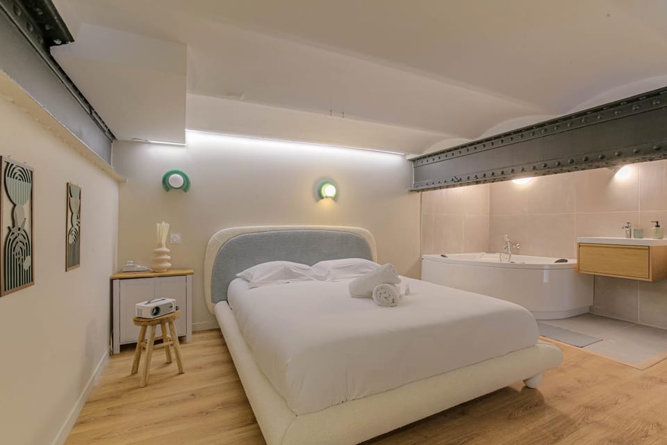 Bed, Bathroom, Photo of the whole room, Bedroom, Bath, towels