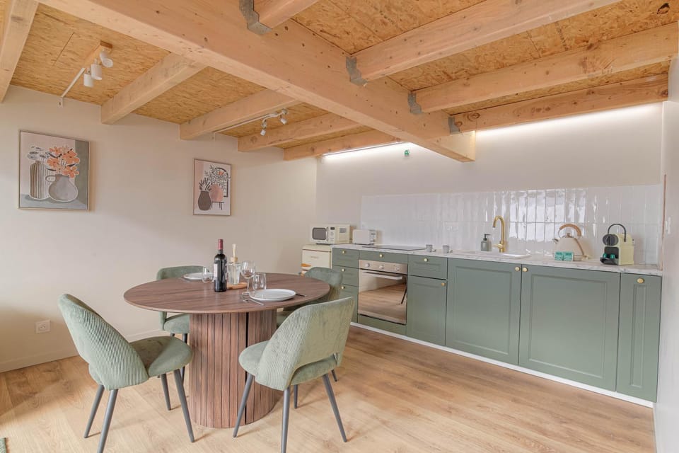 Kitchen or kitchenette, Dining area