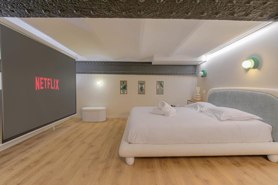 Photo of the whole room, Bedroom