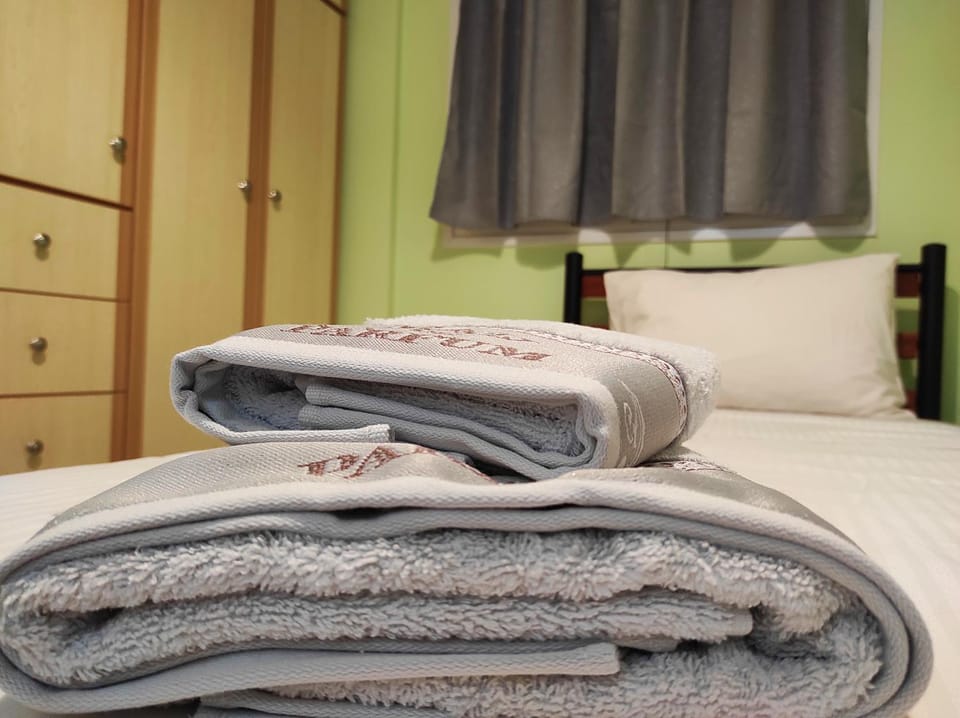 Bed, towels