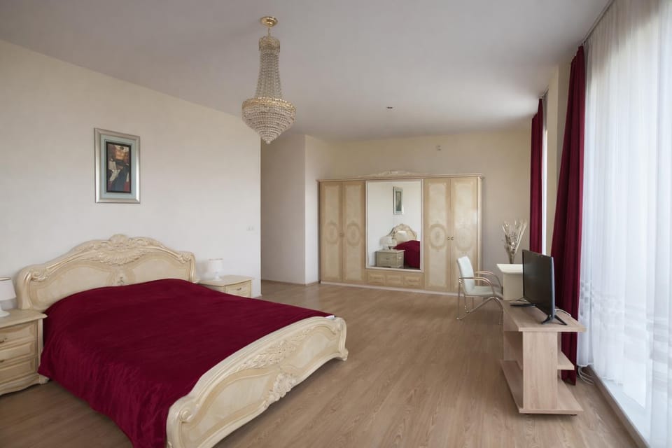 Bed, Photo of the whole room, wardrobe