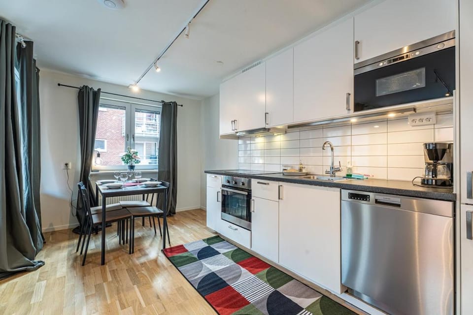 Chic 1BR with Balcony in Gothenburg - Prime Location Apartment in Gothenburg