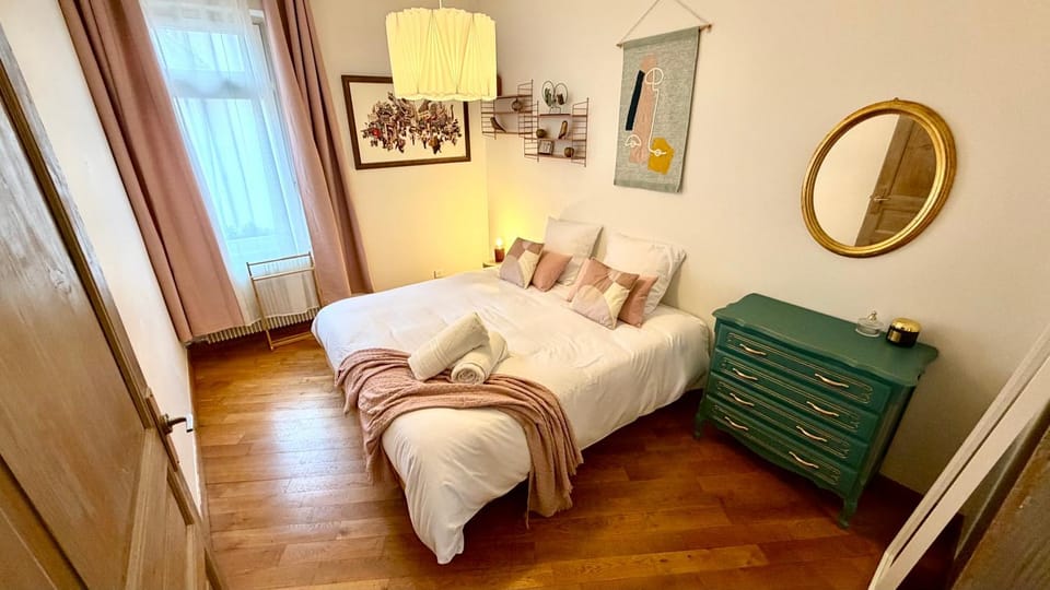 Bed, Photo of the whole room, Bedroom, towels