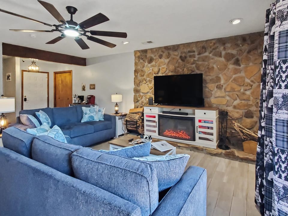 TV and multimedia, Living room, Seating area, Evening entertainment, fireplace