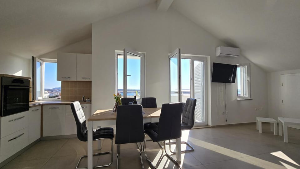 Seating area, Dining area