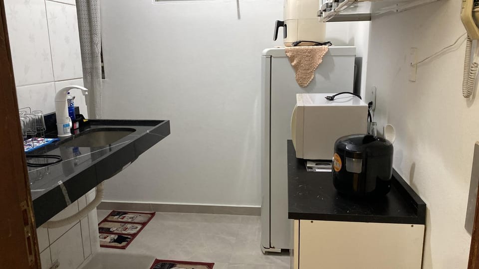 Apartamento de 2 quartos, com ar-condicionado em um deles, e no outro ventilador de teto, cama pras cinco ocupantes e garagem, a 2 km do centro Apartment in State of Rio de Janeiro