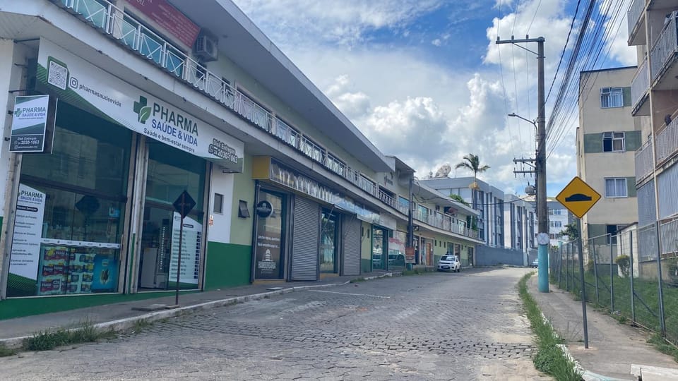 Apartamento de 2 quartos, com ar-condicionado em um deles, e no outro ventilador de teto, cama pras cinco ocupantes e garagem, a 2 km do centro Apartment in State of Rio de Janeiro