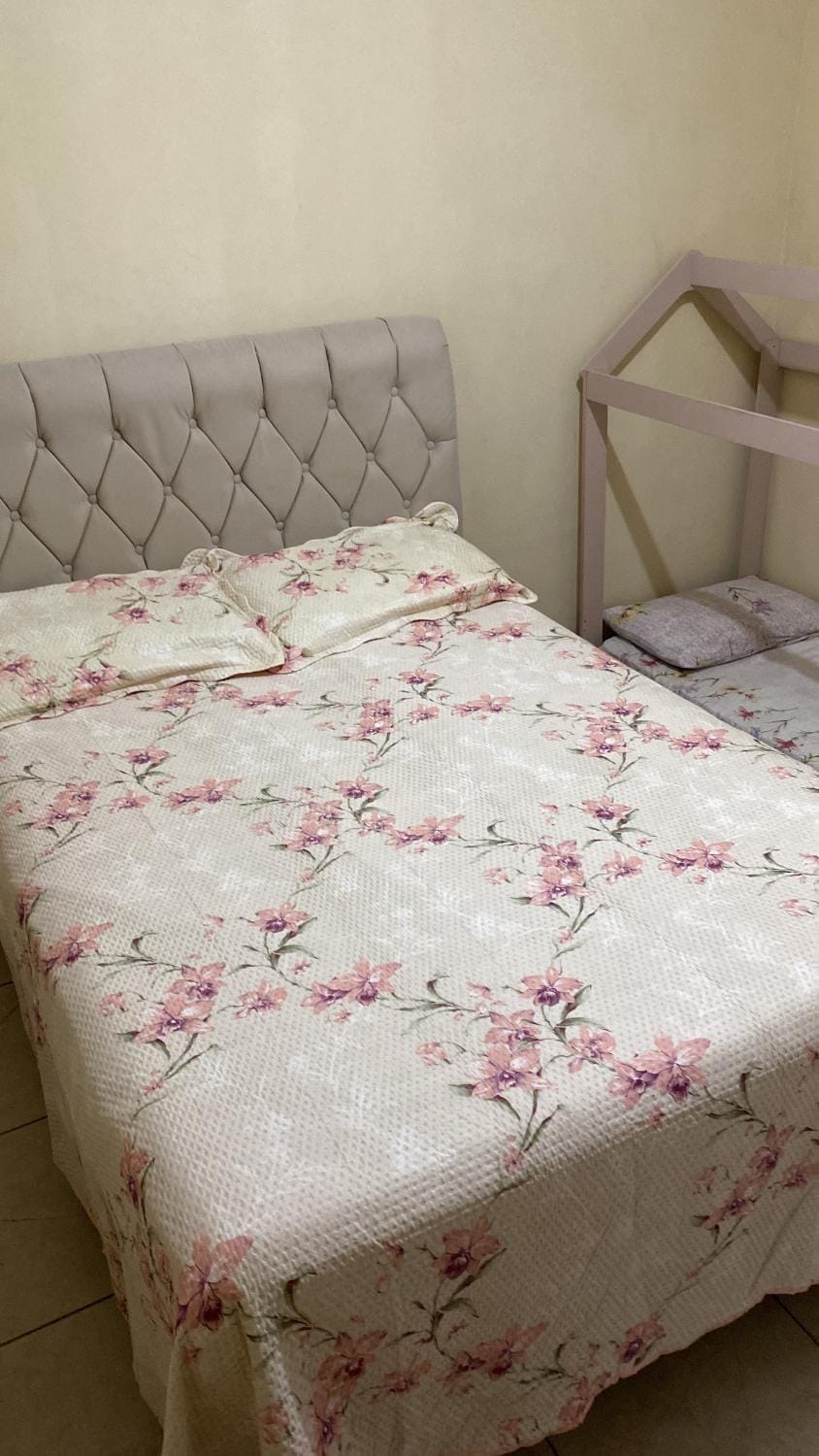 Apartamento de 2 quartos, com ar-condicionado em um deles, e no outro ventilador de teto, cama pras cinco ocupantes e garagem, a 2 km do centro Apartment in State of Rio de Janeiro