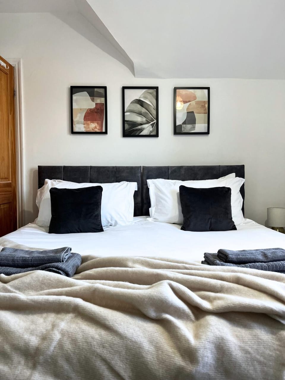 4 Bedroom House - Sleeps 7 - Private Drive House in Lincoln