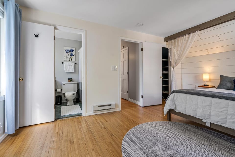 Toilet, Bed, Bathroom, Bedroom, heating