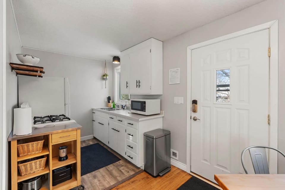 TV and multimedia, Kitchen or kitchenette, furniture, microwave, stove, elevator