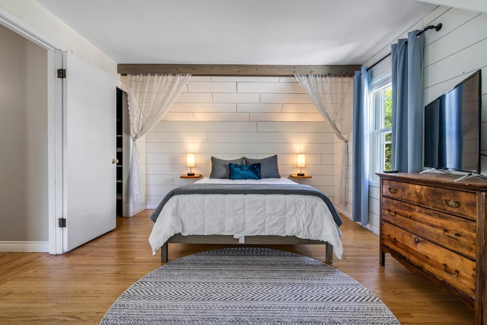 Bed, TV and multimedia, Bedroom, furniture, towels