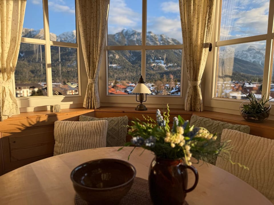 Dining area, Mountain view