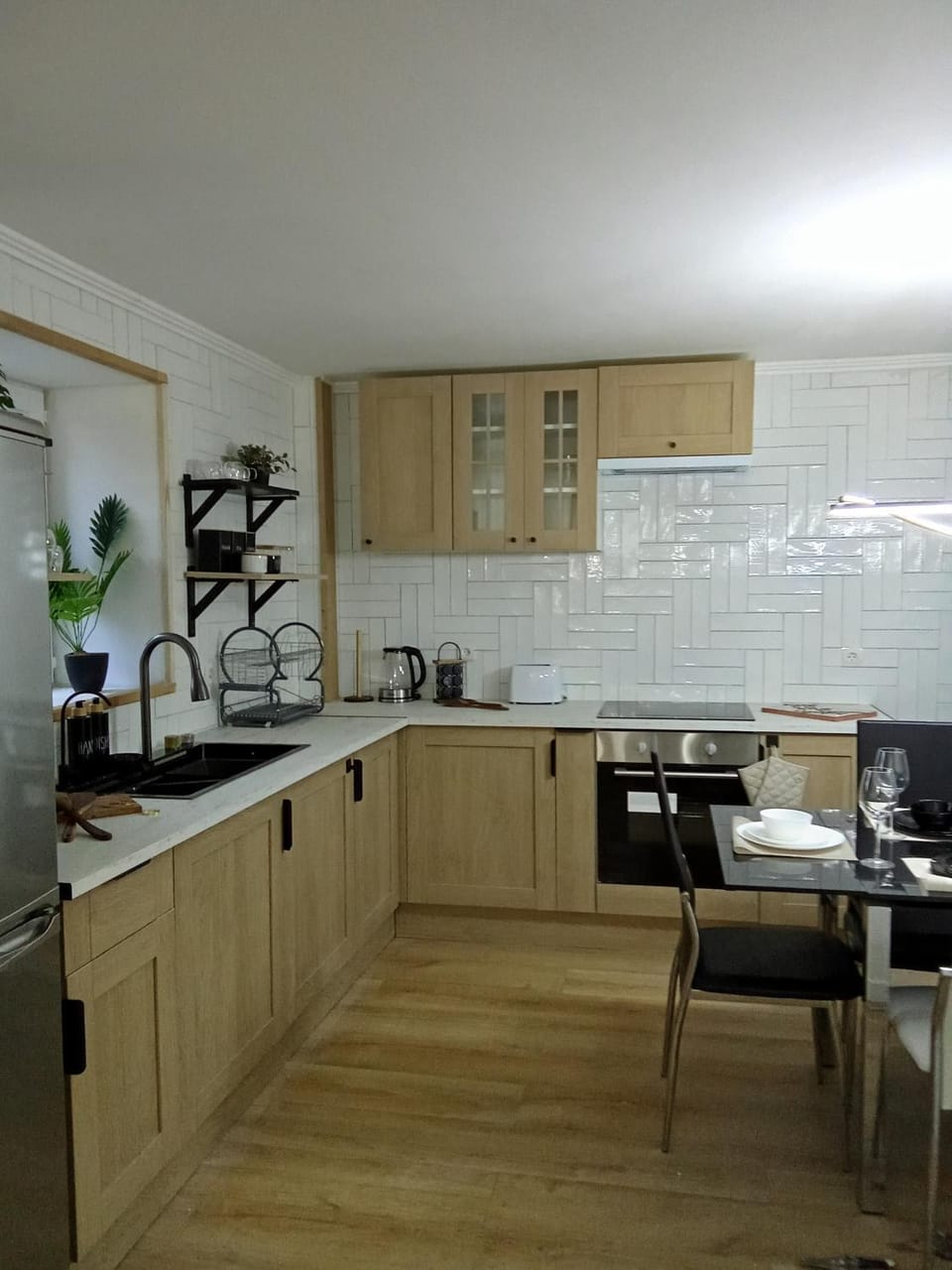 Kitchen or kitchenette, Dining area