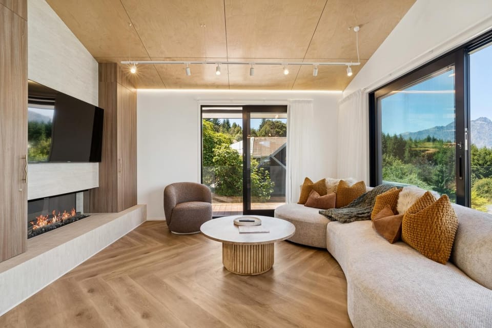 Relaxing Modern Retreat with Stunning Views House in Queenstown