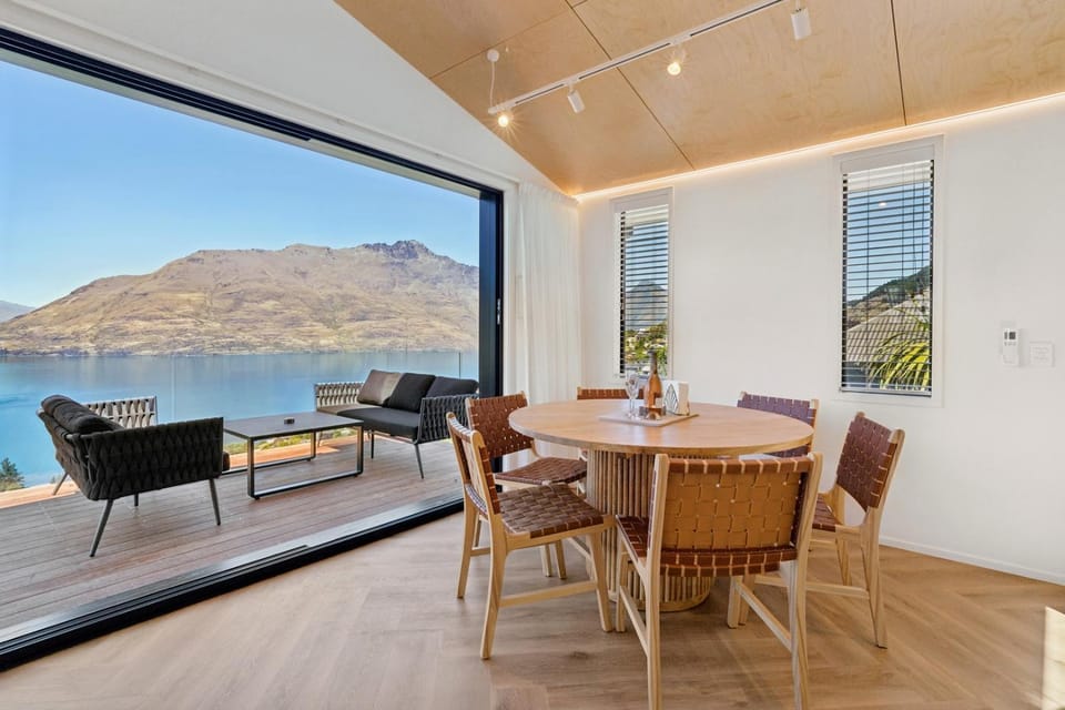 Relaxing Modern Retreat with Stunning Views House in Queenstown