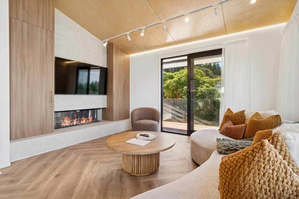 Relaxing Modern Retreat with Stunning Views House in Queenstown
