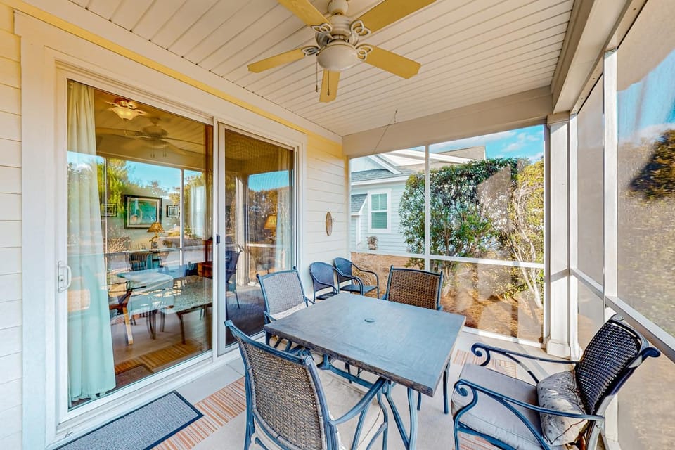 Beach Cove Charmer: St James quiet home, professionally decorated & near the beach - gas grill & AC House in Saint James