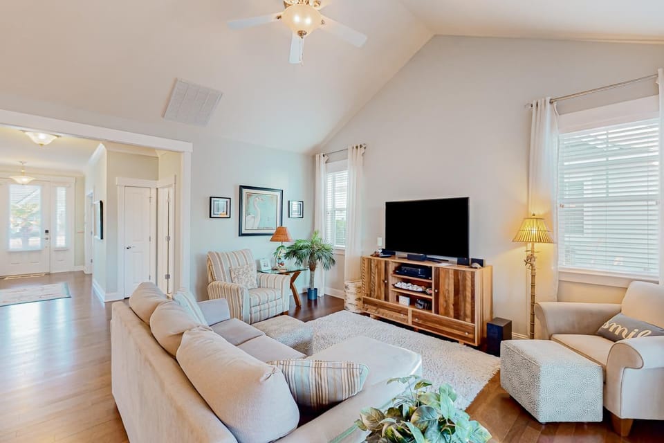 Beach Cove Charmer: St James quiet home, professionally decorated & near the beach - gas grill & AC House in Saint James