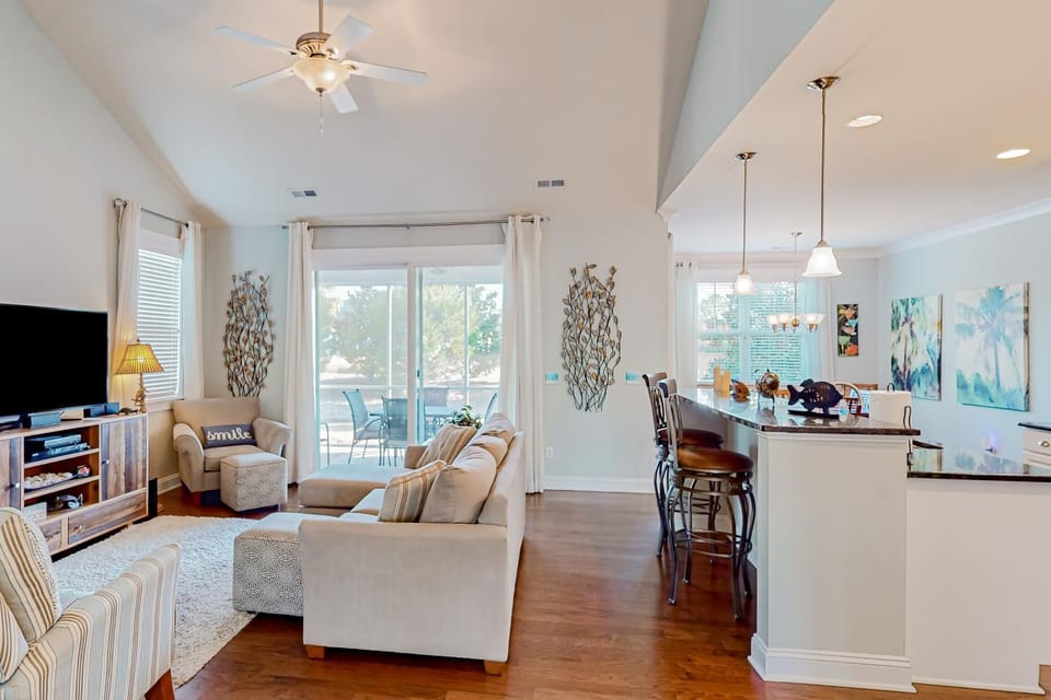Beach Cove Charmer: St James quiet home, professionally decorated & near the beach - gas grill & AC House in Saint James