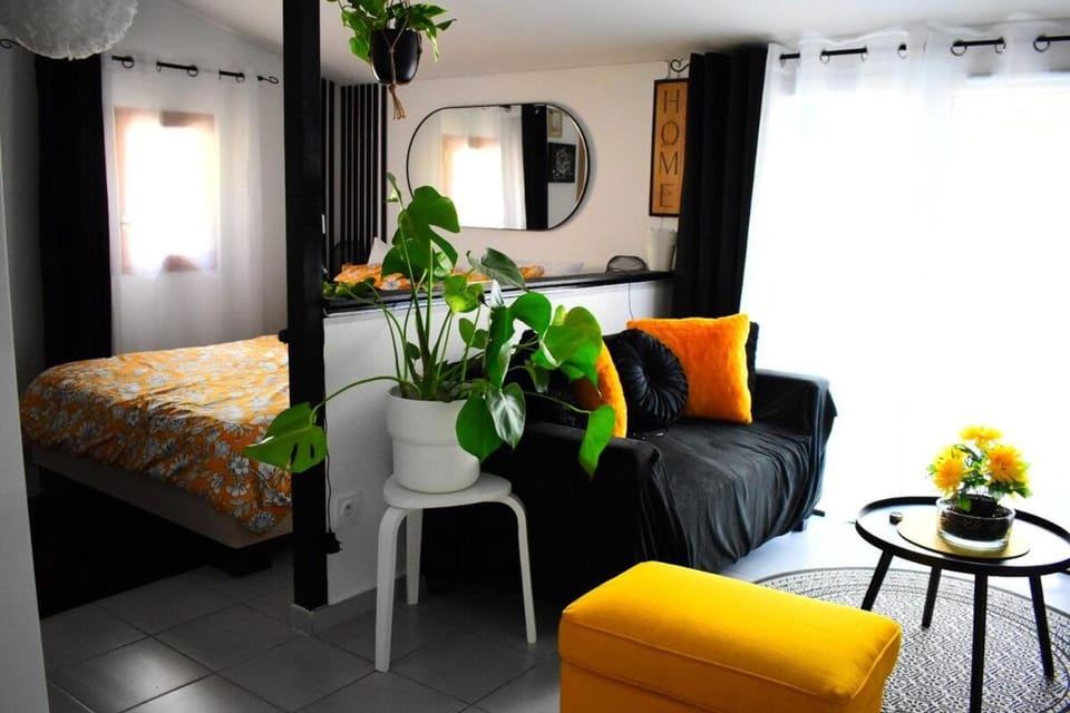 Bed, Seating area, Bedroom
