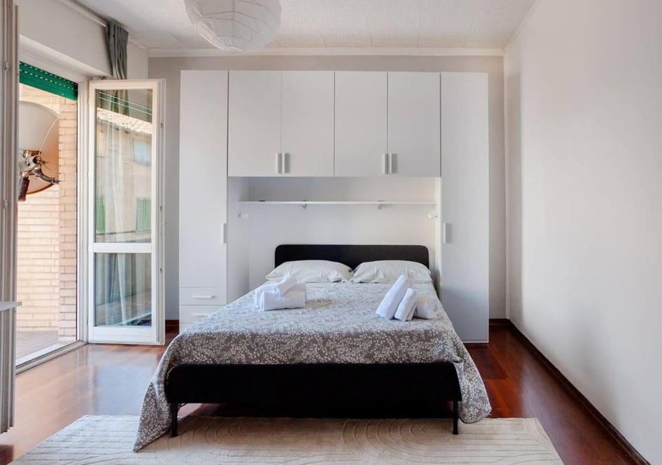 Bed, TV and multimedia, Balcony/Terrace, Photo of the whole room, Bedroom, towels