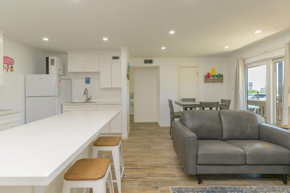 Tiki 136 - Spacious 1BR Condo Sleeps 6 Near Beach Apartment in South Padre Island
