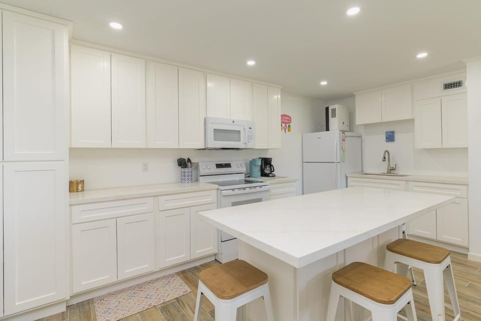 Tiki 136 - Spacious 1BR Condo Sleeps 6 Near Beach Apartment in South Padre Island