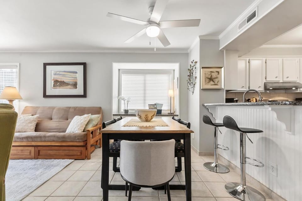 Kitchen or kitchenette, Living room, Seating area, Dining area