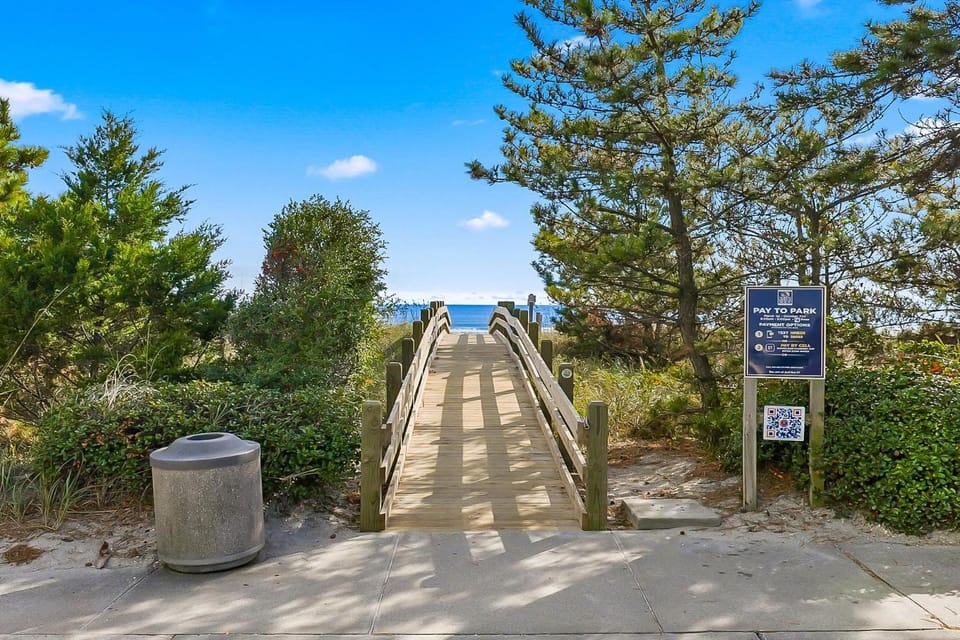 Nearby landmark, Spring, Day, Natural landscape, Street view