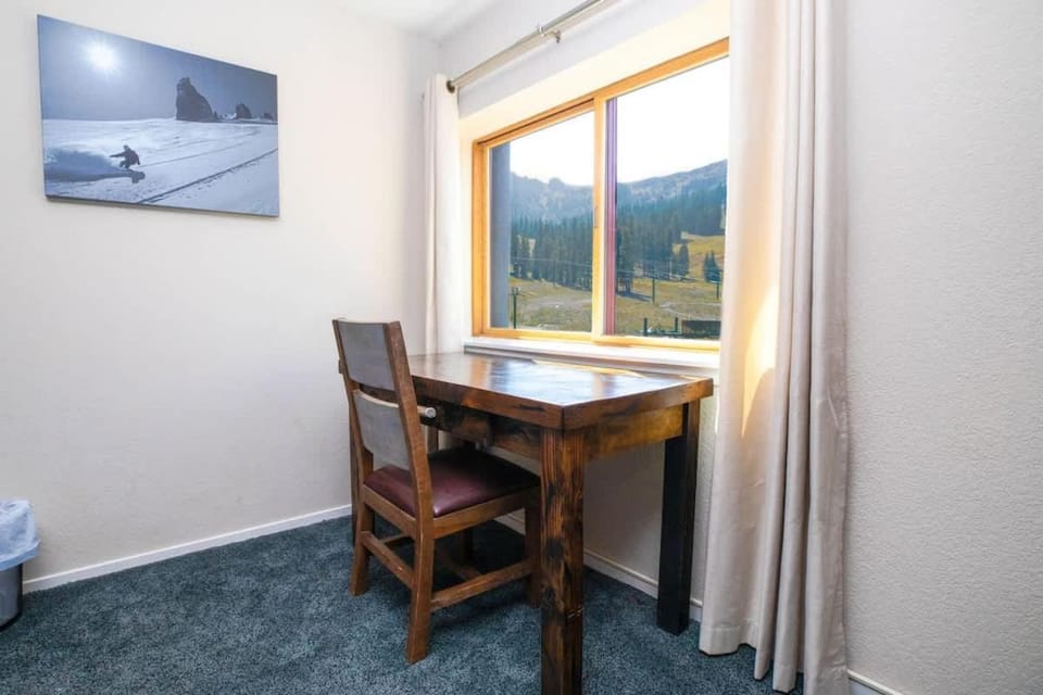 Ski in out King bed Suite Mountain View House in Kirkwood