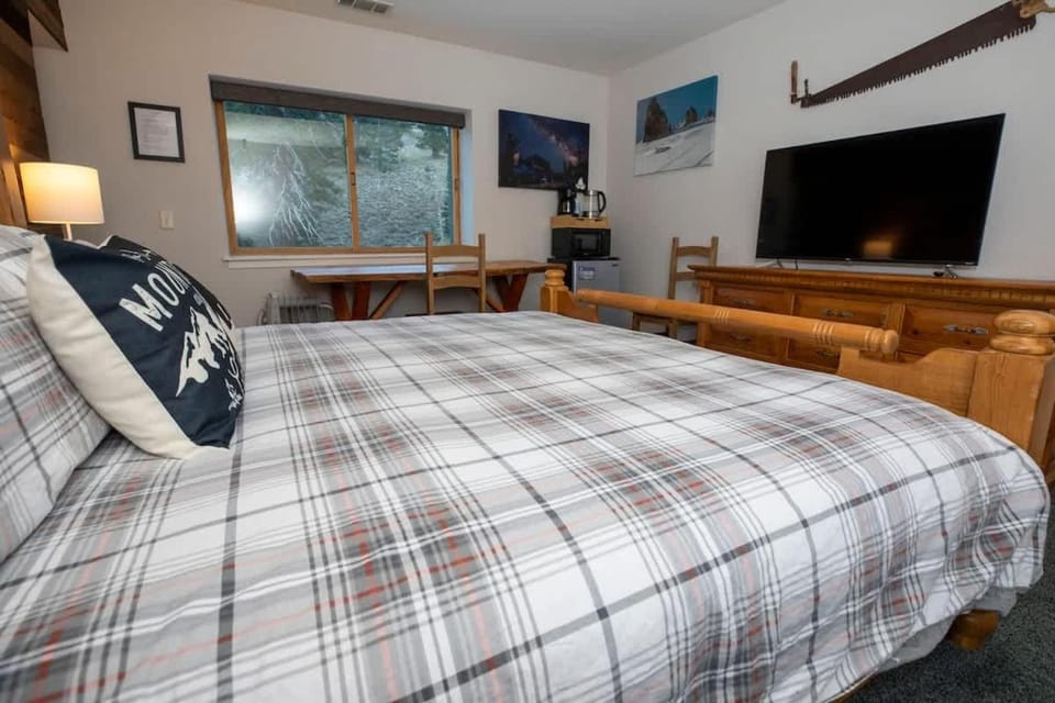 Ski in Ski out King Bed Suite Hotel Room Near Village House in Kirkwood