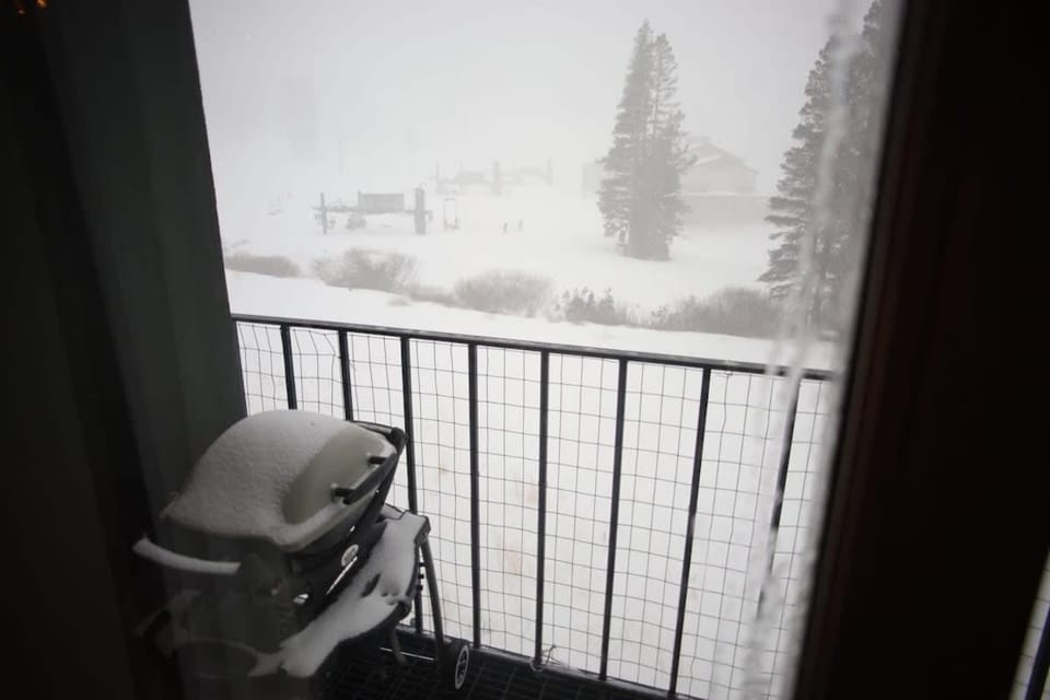 True Ski in out Large 2 bdrm Mtn Views 4 beds House in Kirkwood