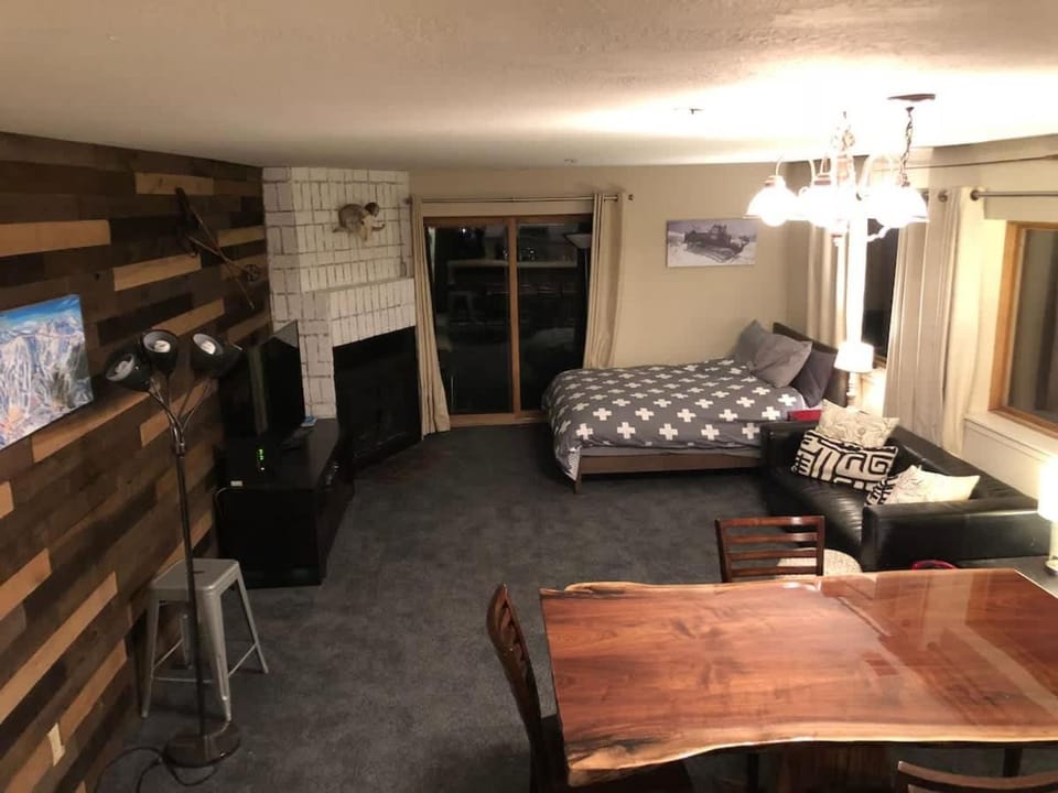 True Ski in out Large 2 bdrm Mtn Views 4 beds House in Kirkwood